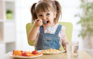 Imagen niña comiendo